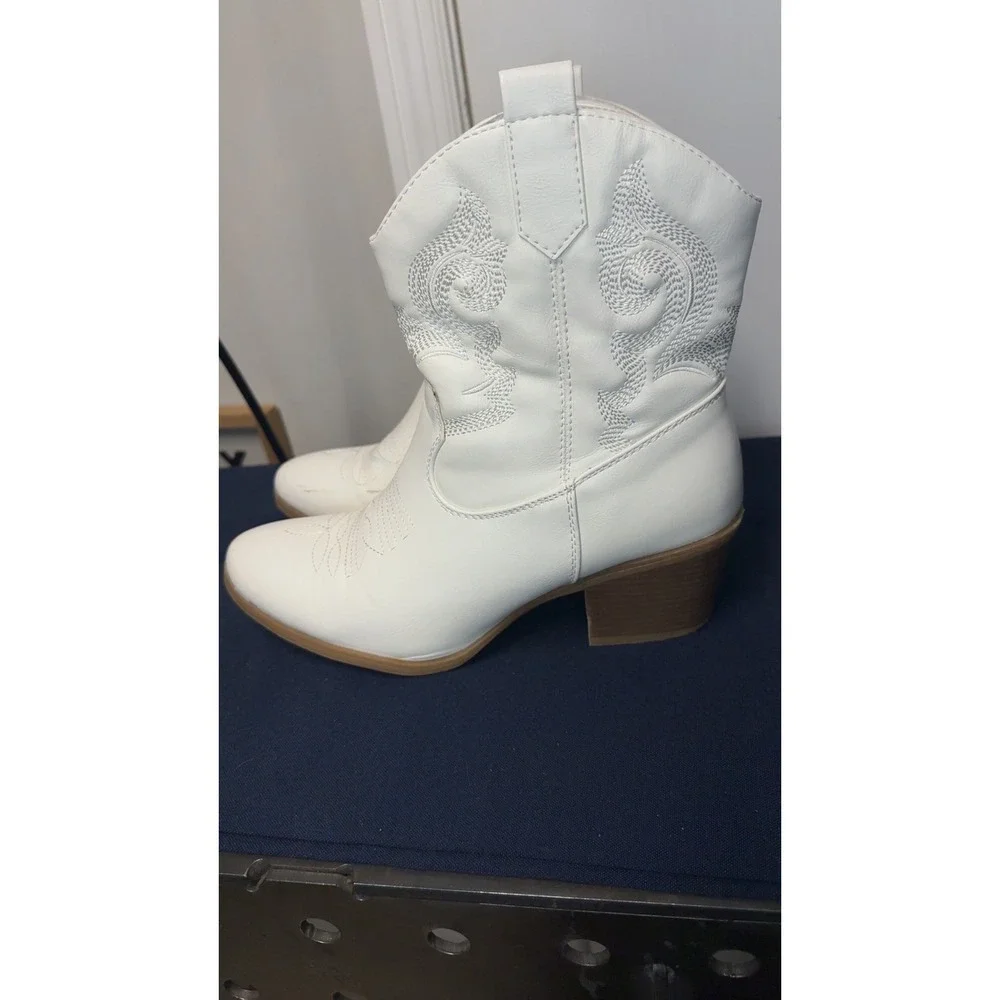 White Faux Leather Embroidered Western Cowgirl | Size 8.5